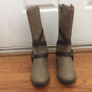 Kenneth Cole Reaction  Tan.  Leather  High Heel